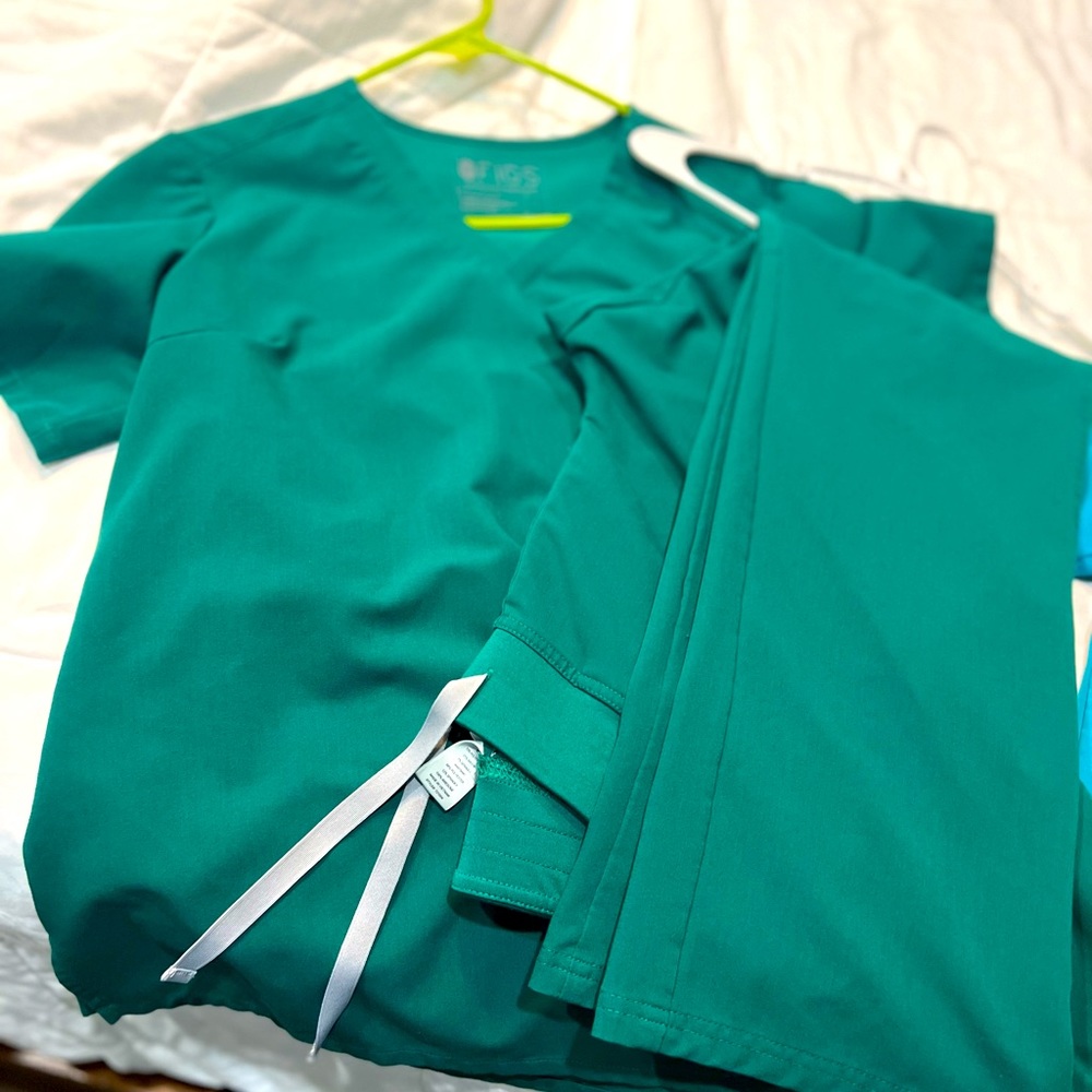 Large hunter green figs 1 pocket scrub top and Medium Kade scrub bottoms